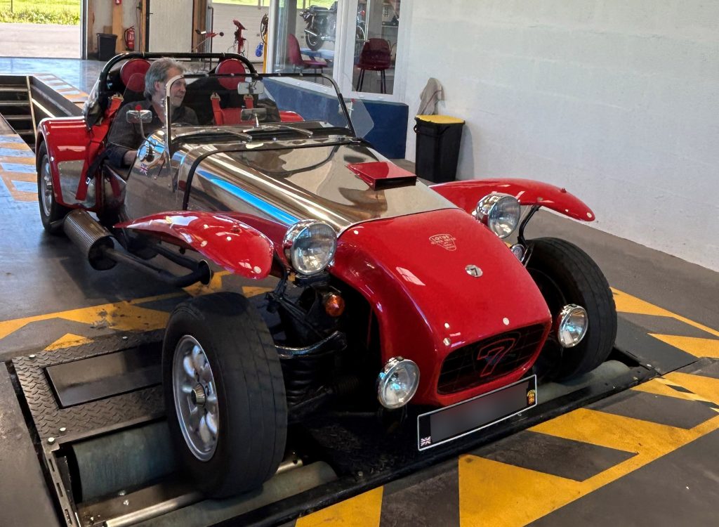 Lotus Seven dans le centre de contrôle